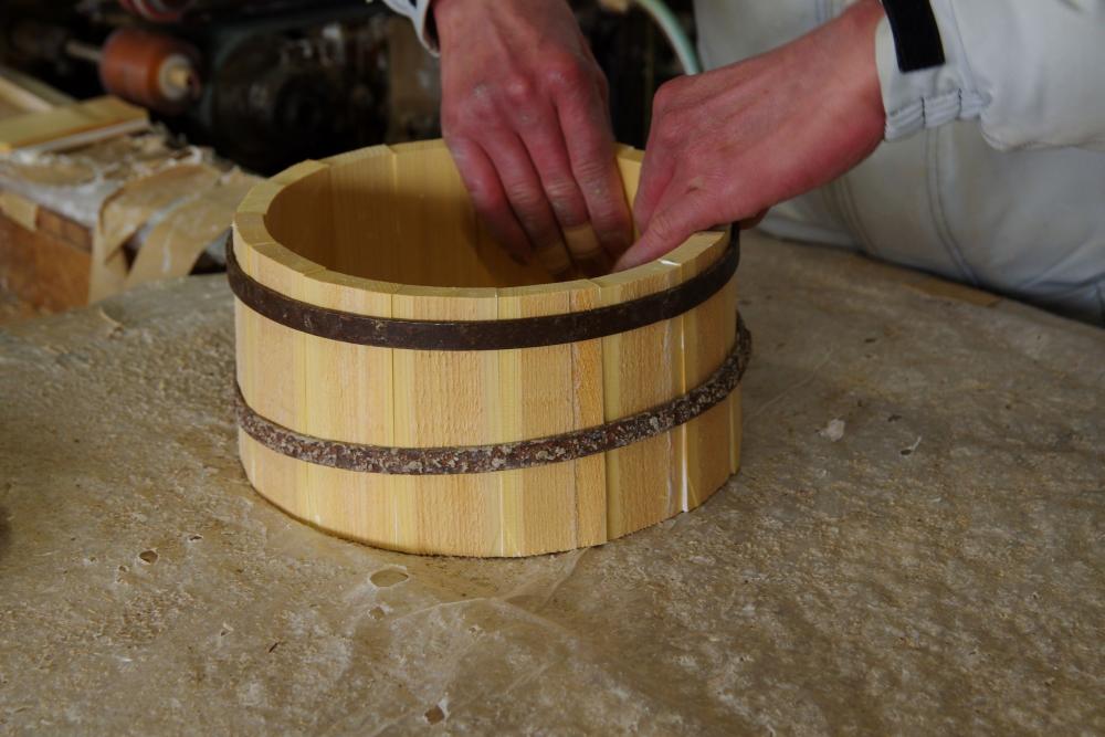  ▲仮タガにきっちりはまるように整えていきます。