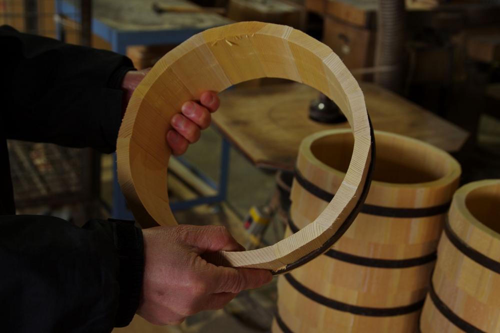  ▲みるみるうちに見慣れた桶の姿に近づいてきました。飯台側材組み立ての完成です！