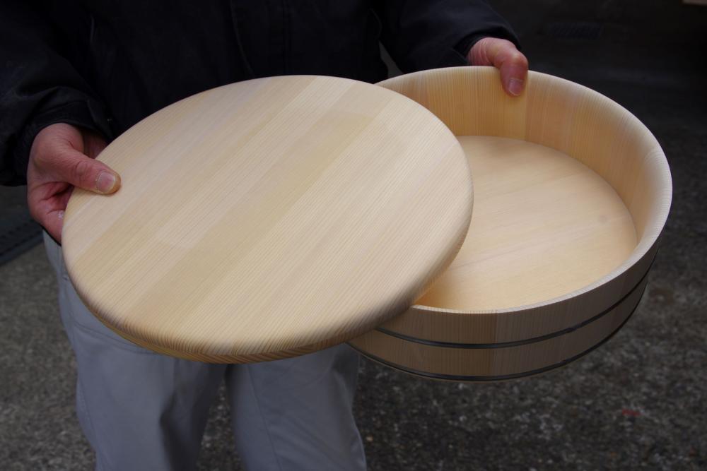  ▲現在生活に馴染むようふんわり柔らかいデザインで人気の「結」シリーズの飯台セット。「一目惚れしました、と購入していただくこともあるんです」と岡田さん。