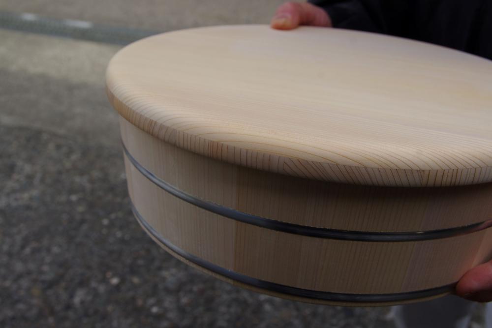  ▲丸みをおびたふたは、プレートとして使うことも。このやさしいニュアンスを出すために、仕上げには細心の注意をはらっているそうです。