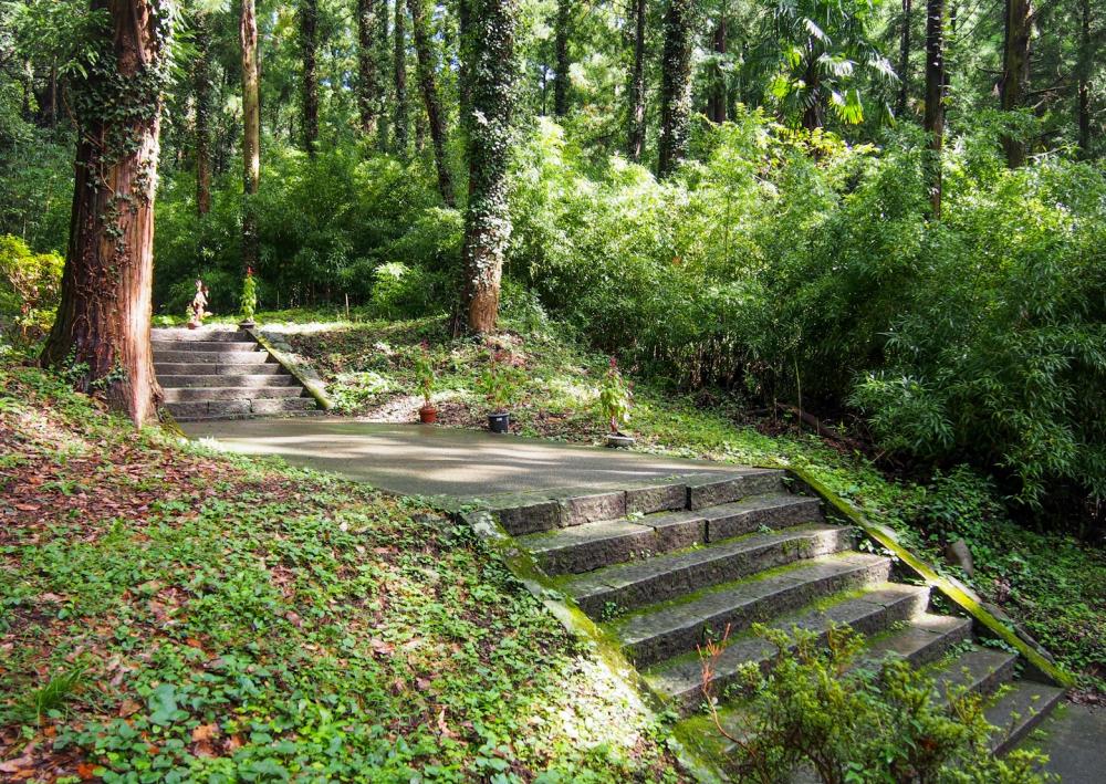 階段の寺・切幡寺。ここから800m、石段数333段。最初の石段はまだ緩め