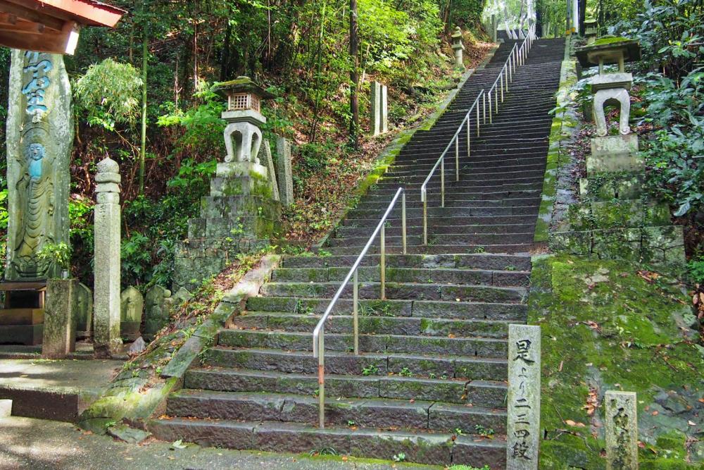 ここまででまだ3分の1。いよいよ急な石段をひたすら登っていく