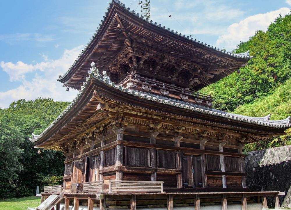 切幡寺大塔(国指定重要文化財)は豊臣秀頼が秀吉菩提を弔うために建立。非常に珍しい構造様式を持つ