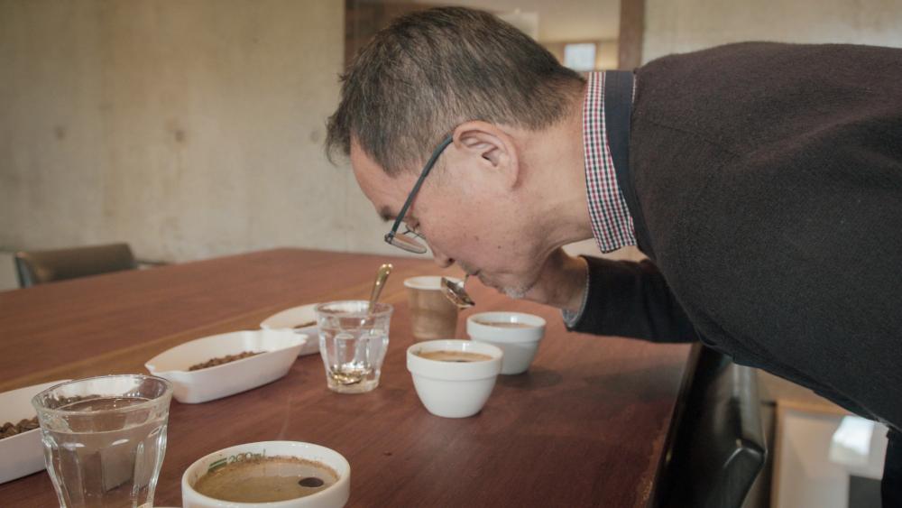 コーヒー豆の品質をチェックするカッピング