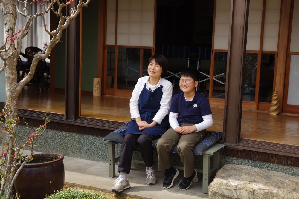 ▲女将の中山明代さんと看板息子の大輔くん。