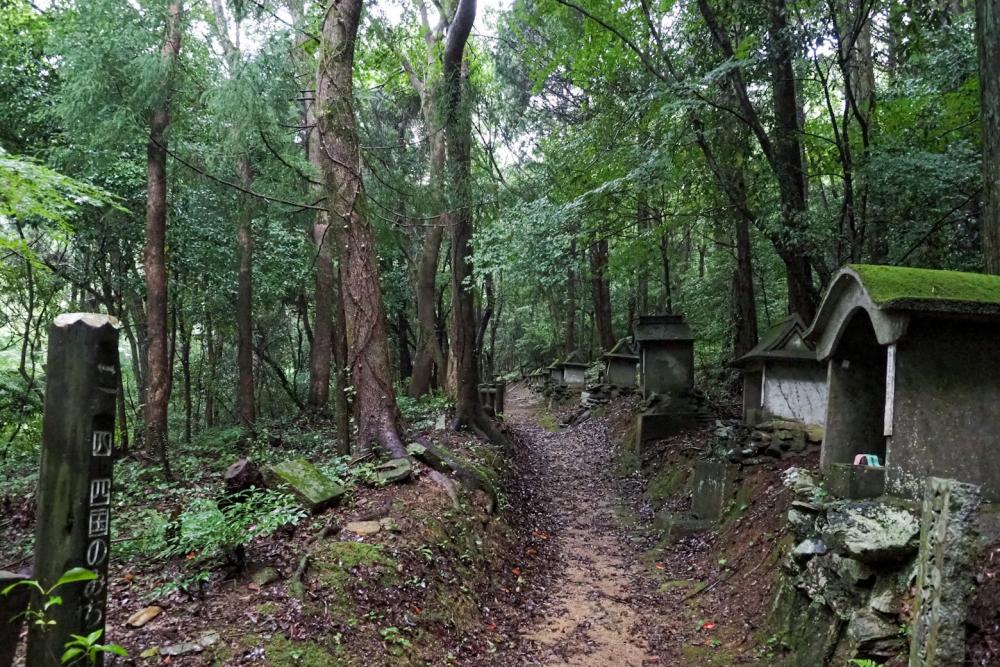 The first part of the trail goes through Fujiidera’s mini Shikoku 88 pilgrimage