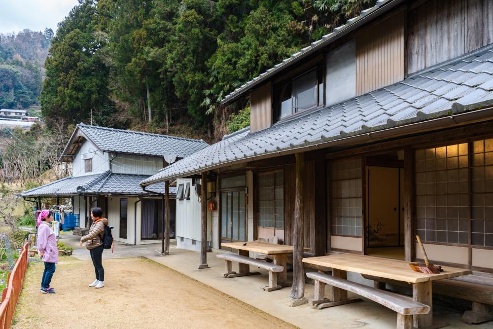 農家民泊「きのこの里」。向かいの山には高開の石積みが見えます