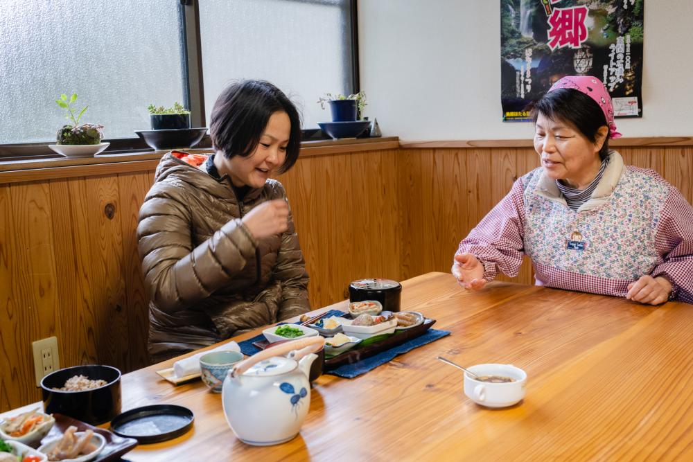 メニューについて説明してくれる川村里子さん