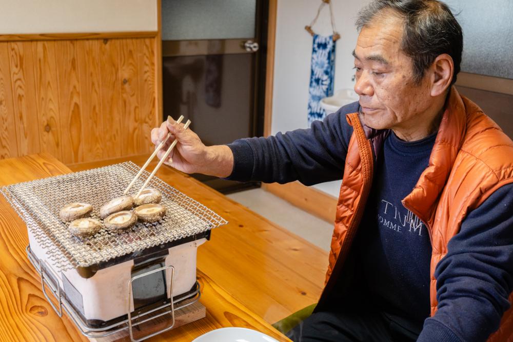採れたて椎茸を目の前で炭火焼きしてくれるご主人。肉厚の椎茸はプリップリ!
