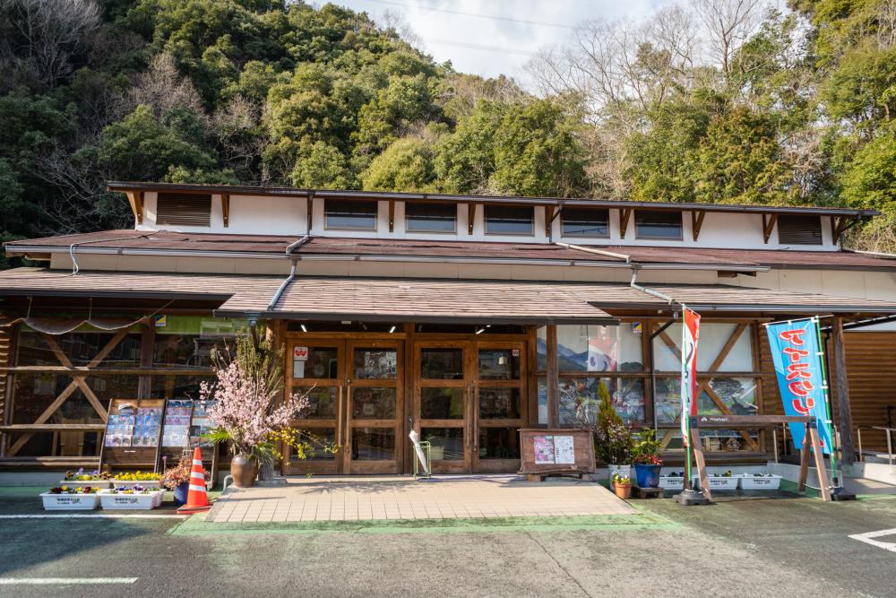 梅のおみやげがいっぱい、美郷物産館 美郷物産館の入り口には、季節の花がお出迎え