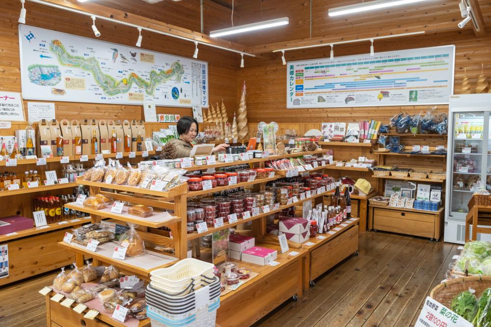 店内には梅干しをはじめ美郷の特産品が並んでいる