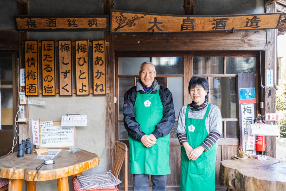 雰囲気のある看板はご主人の手作りで、失敗した部分も笑いネタにする杉友夫妻