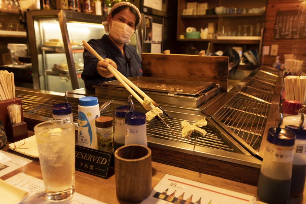 地元の新鮮食材をその場で揚げてもらえます