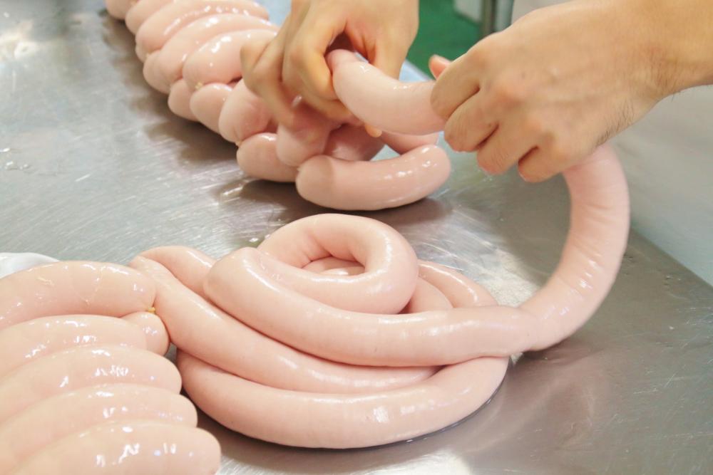  無添加ソーセージ。手作業で丁寧に作られています。