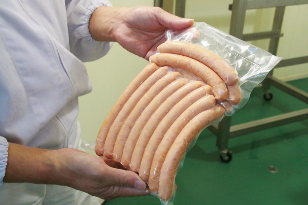  徹底した衛生管理のもと、真空パックされたあらびきソーセージ。