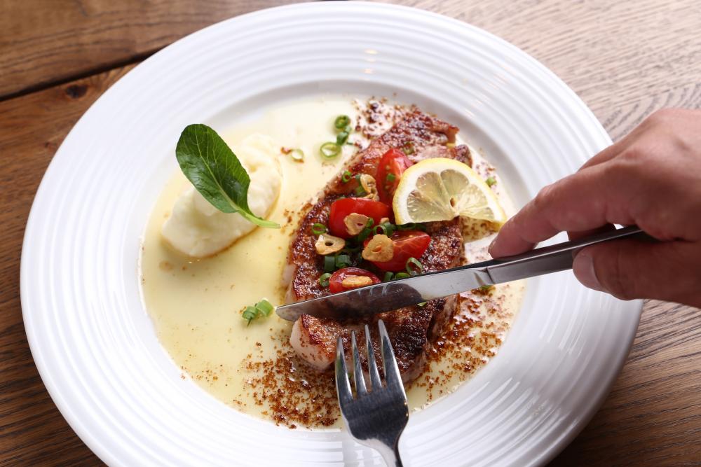  金時豚のポークソテー・ガーリックバターソース1,500円（税抜）※オーダーは17:30～22:00