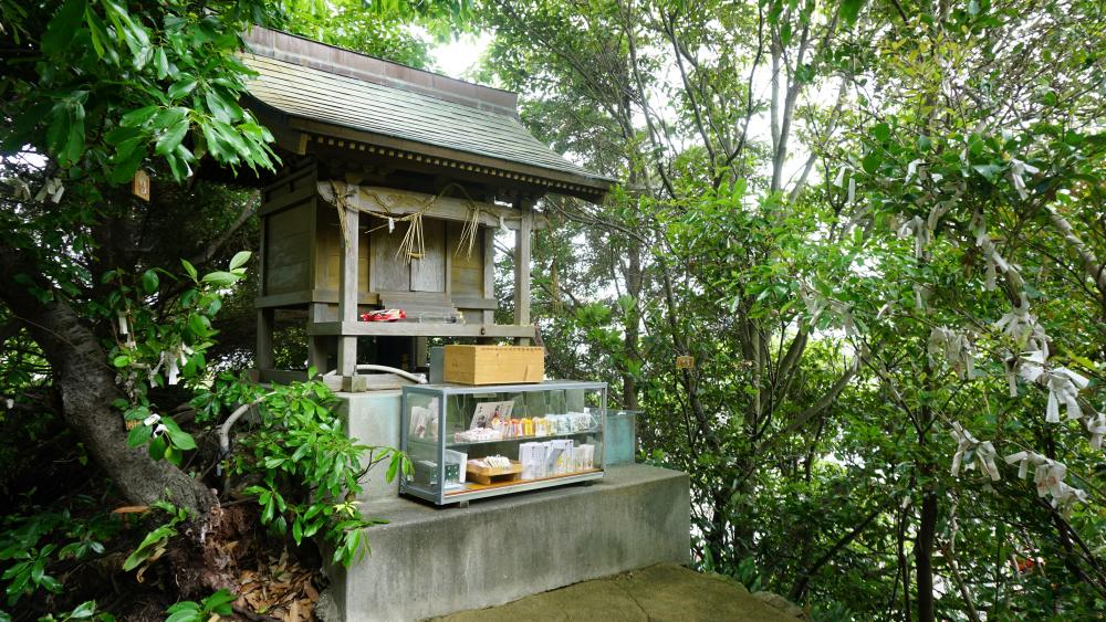 こちらが頂上。ガラスケースの中に御朱印や登頂証明書が入っています。初穂料は入金箱へ。