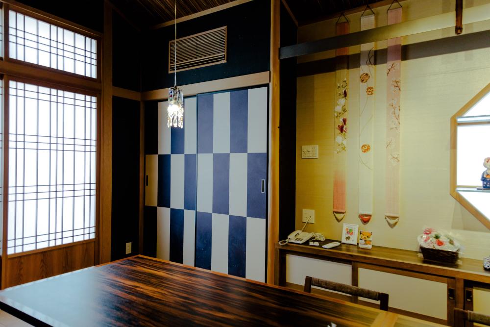 ▲藍が彩る個室でゆったりとくつろぎながら四季折々の料理を楽しめる。