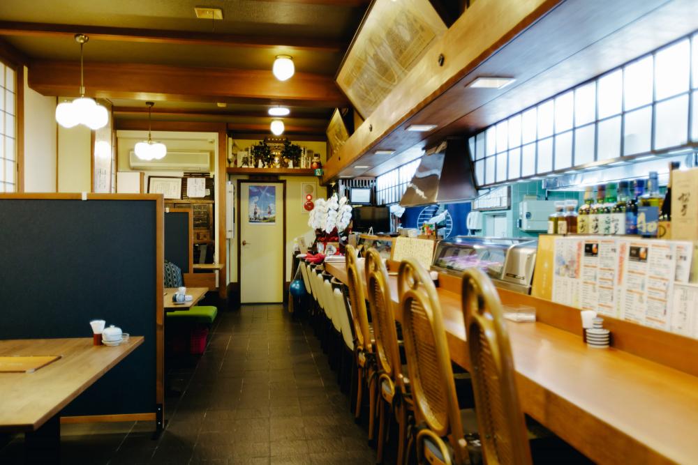 地元の暮らしに馴染んだ、飾らない味が楽しめる日本料理店