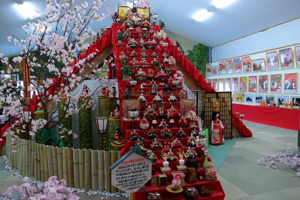  『勝浦町人形文化交流館』では事前に電話連絡をしておくと［勝浦町ビッグひな祭り］で展示されているひな人形の一部を見学することができます。