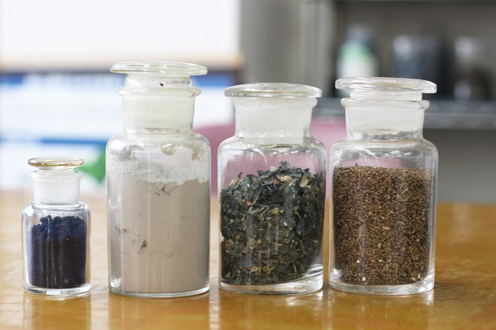  乾燥した藍の葉をパウダー状に。