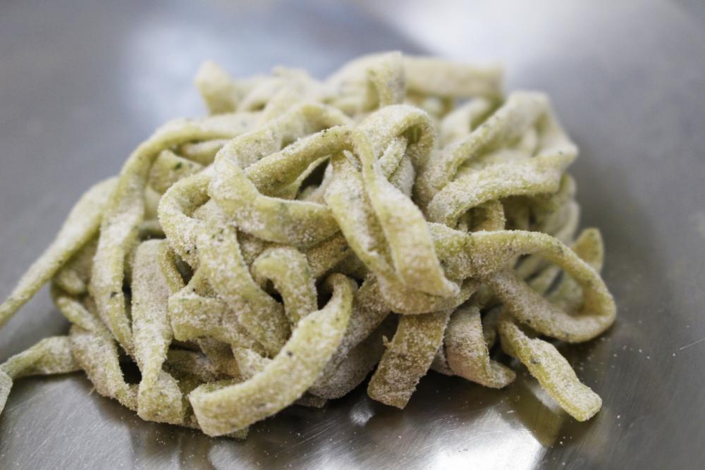  粉末状にした乾燥藍を練り込んだ生麺。