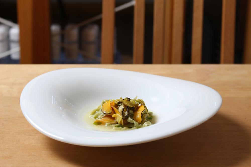  ［ランチコース］2,750円。藍のパスタやシェアスタイルのサラダ、旬の食材を使ったメインが楽しめます。