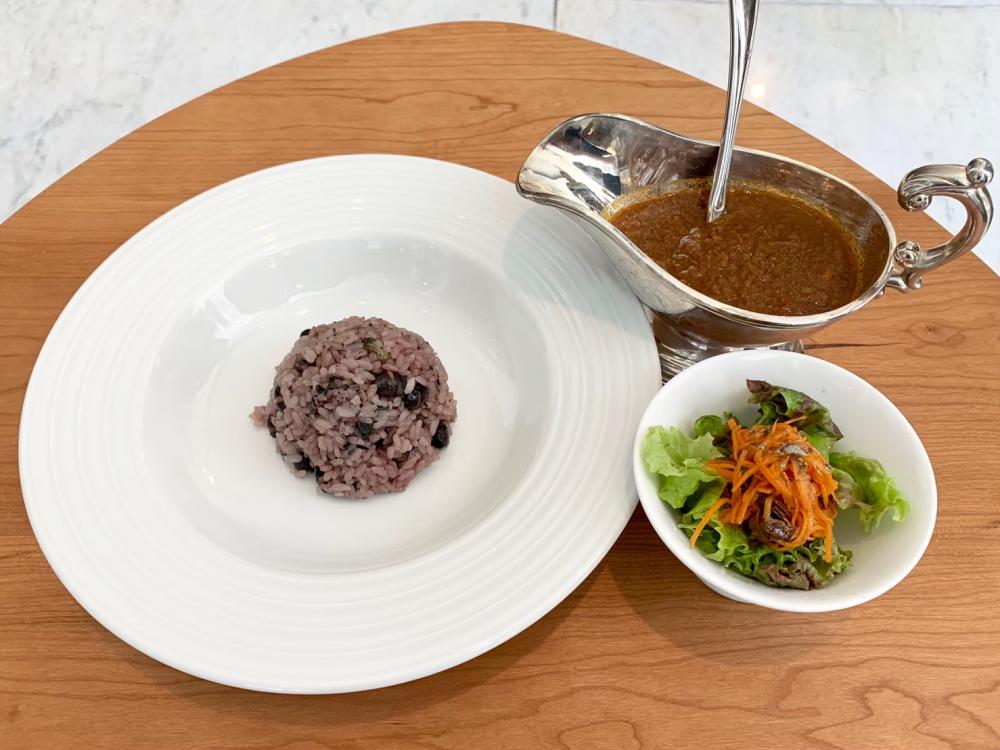  ［カレー］1,200円。白ご飯と藍の葉が入った［藍ご飯］のどちらかから選べます。