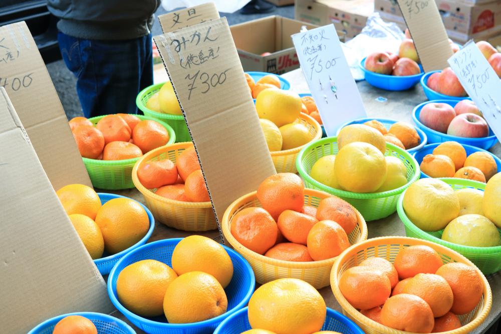 県産の果物がずらり。ボリュームたっぷりで販売されているところも日曜市の見所。