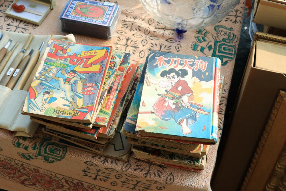 レトロな漫画や古道具も並びます。