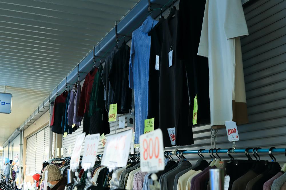 開催場所が問屋町繊維団地ということもあり、衣服も安くて豊富!