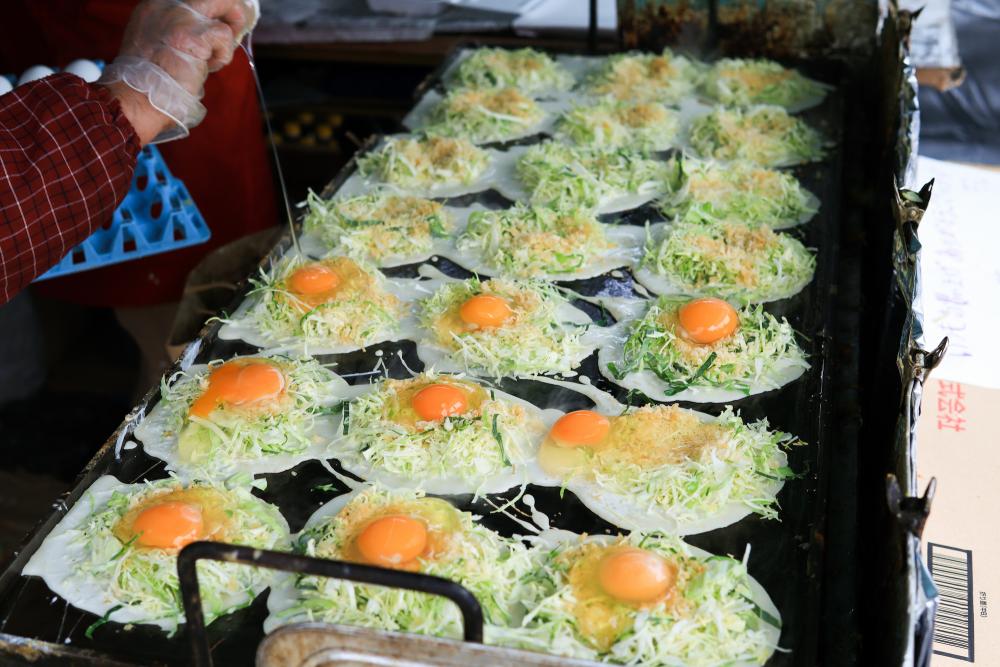  名物［キャベツ焼き］は1枚150円という驚きの安さ！