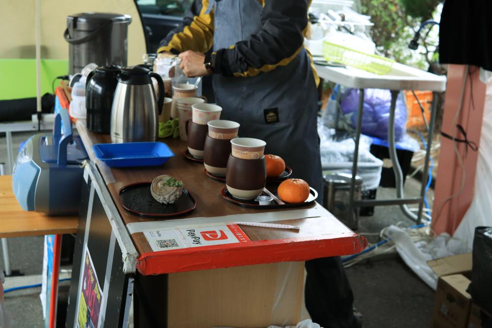 コーヒーの出店もあり、お客さん同士の雑談に花を咲かせる姿も。