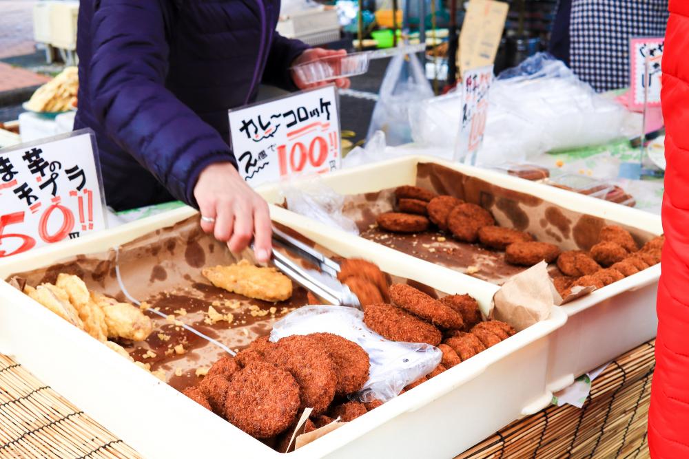 お昼ごはんや晩ご飯の「もう一品」を買いに来るお客さんの姿も。
