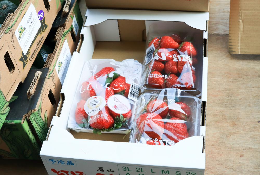  A fantastic high-end strawberry [Sakura Momo Strawberry] (left), which is only grown in Sanagochi Village, Tokushima Prefecture.
