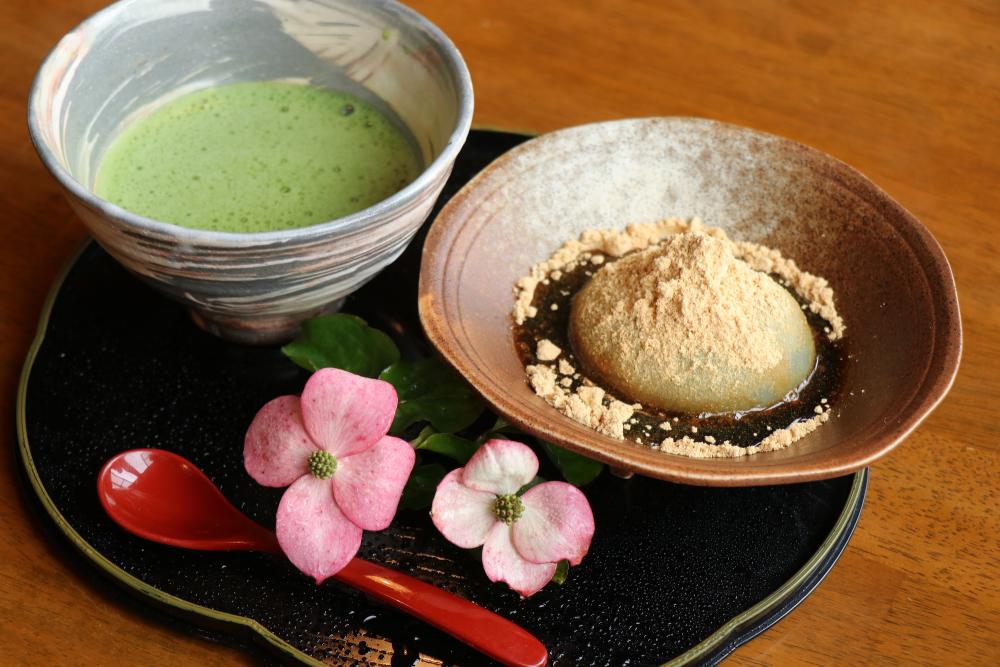  一人前4,400円のコースは2名以上で要予約。お膳に加えて自家製のわらび餅と抹茶がつく。内容は日替わりで、旬の素材がたっぷり使われている。