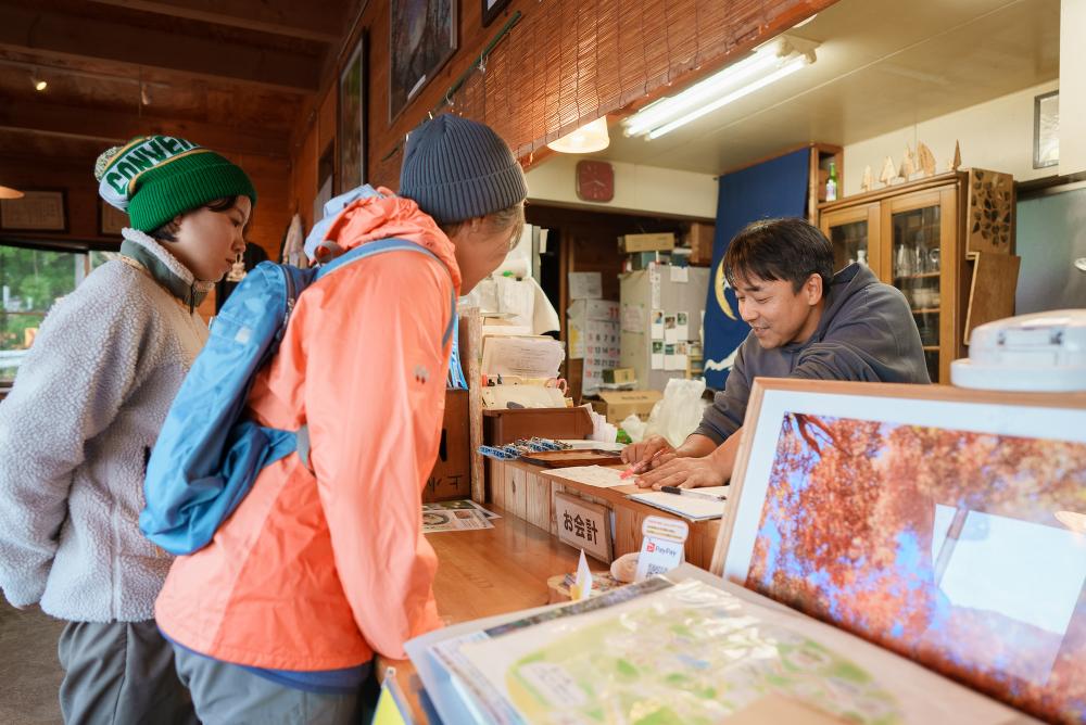 Mitsuru Yamada, the caretaker, welcomes visitors to Kangetsu Chaya.