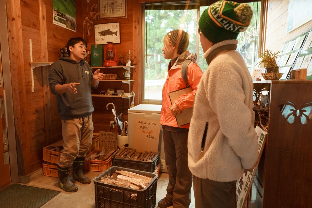 Firewood from the Kamiyama forest is also for sale. It can be purchased at a lower price than at home hardware stores.