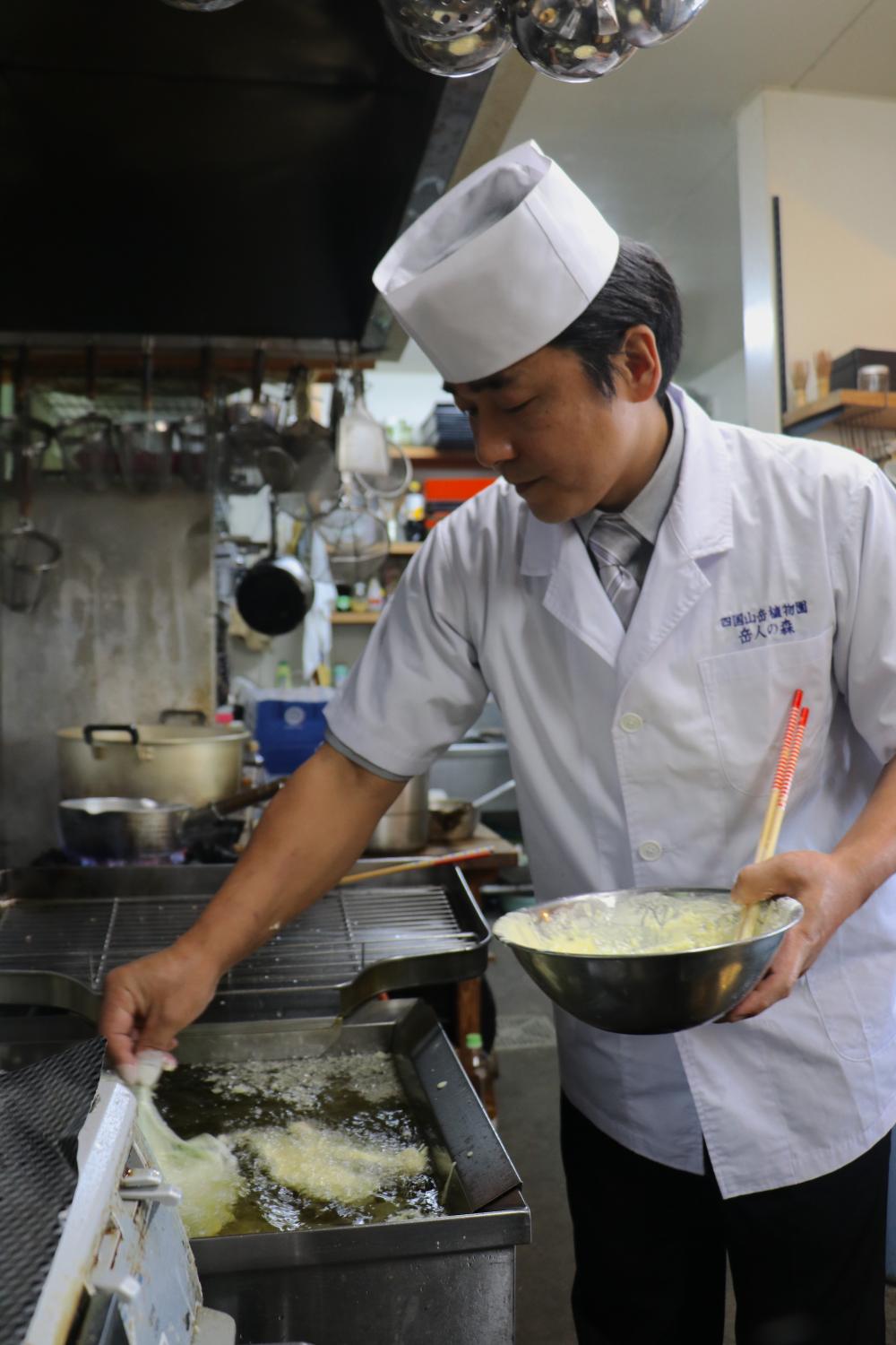  Mr. Yamada is also a chef.