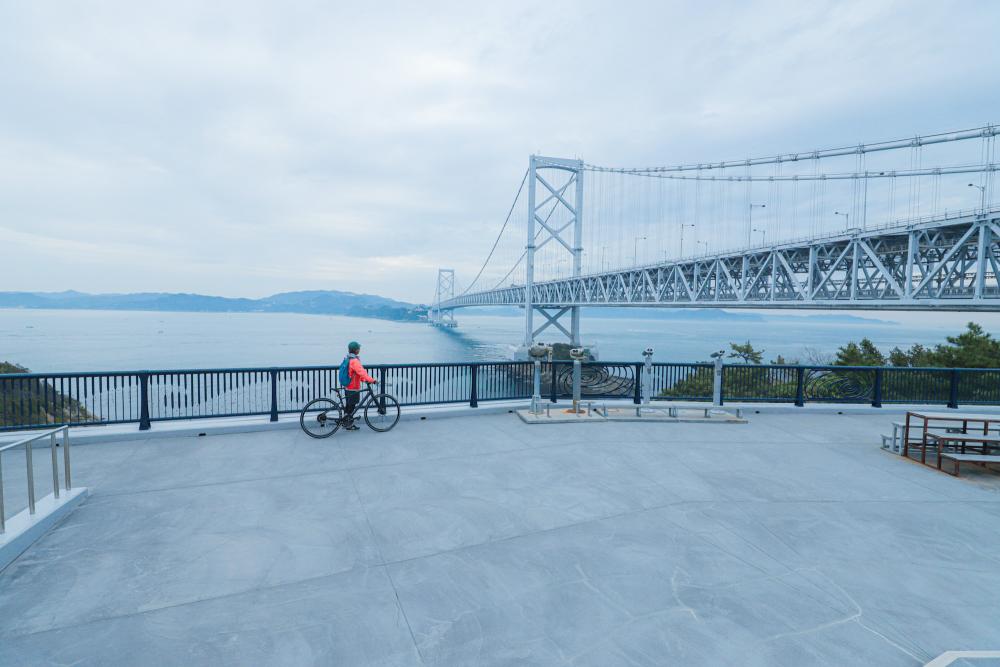  ▲大鳴門橋が間近に見える千畳敷展望台は、記念撮影に最適。周辺には食事処やカフェ、おみやげ屋さんが軒を連ねています。