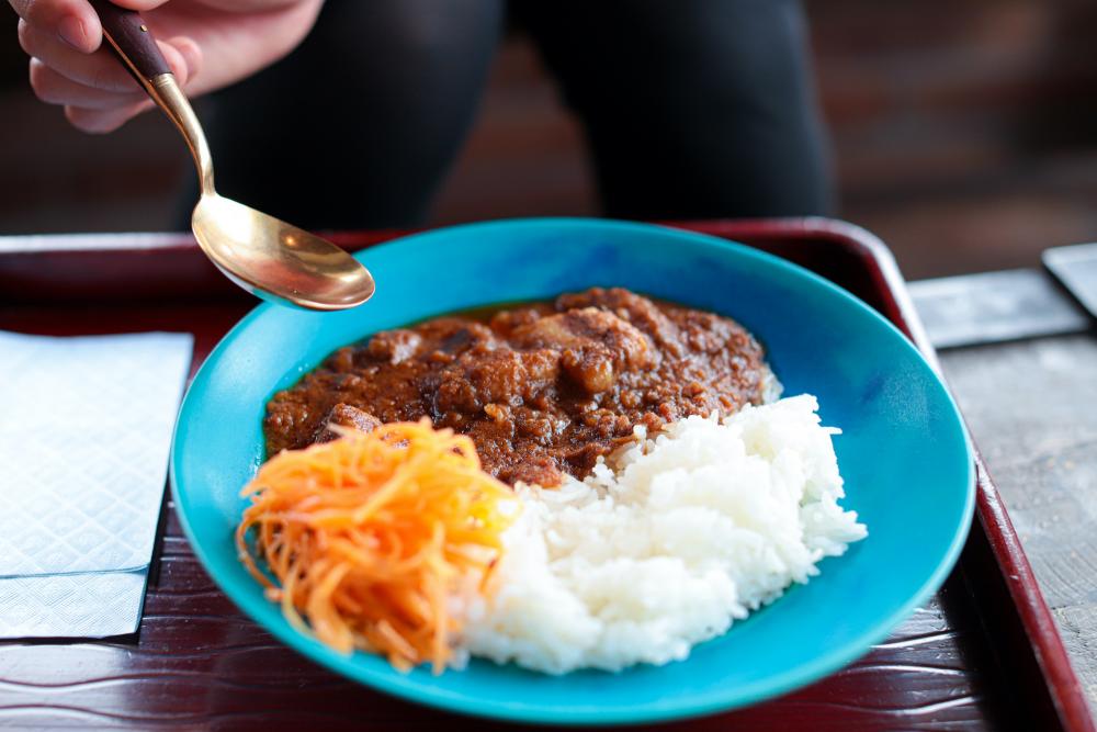  ▲［瀬戸内レモンポークカレー］（1,320円）。器は鳴門出身の作家さんが手がけたもので、鳴門愛が随所に見受けられます。