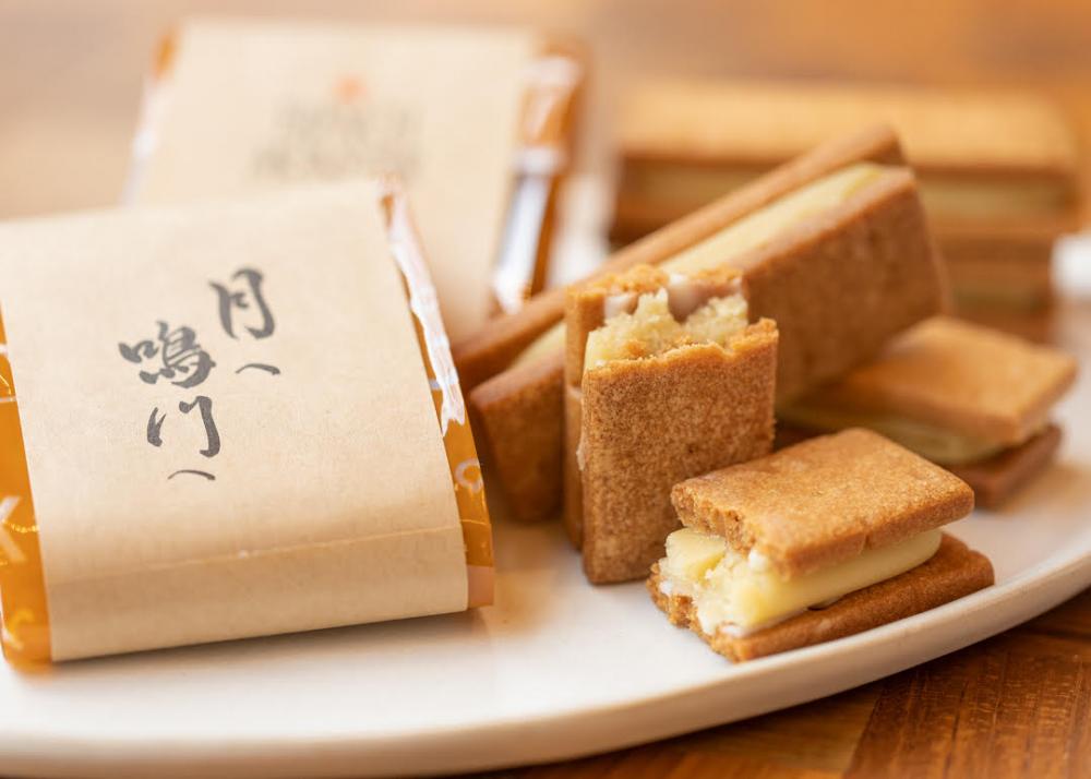  ▲「瀬戸内おみやげコンクール2018」で最優秀賞を獲得した鳴門金時のクリームをたっぷりサンドしたサブレ［月へ鳴門へ］410円。