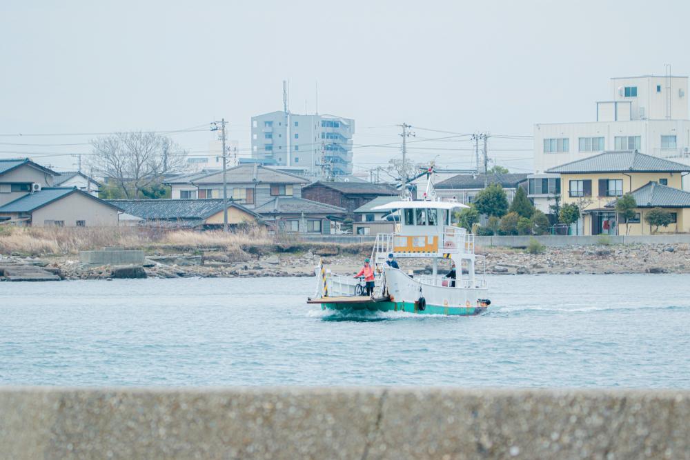  ▲渦潮ができる鳴門海峡とは違いとても穏やかな海で、あっという間に対岸へと着いてしまいます。船上から望む町並みの風景も楽しんで。