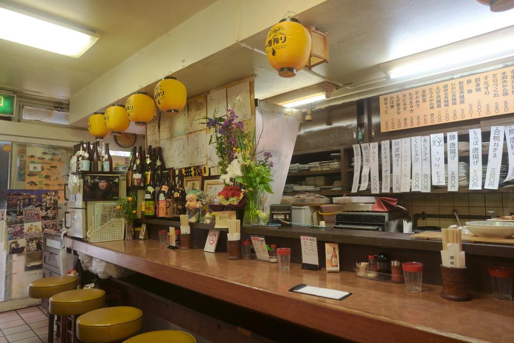 1.Enjoy cheap and tasty food!　A bar where local drinkers gather 