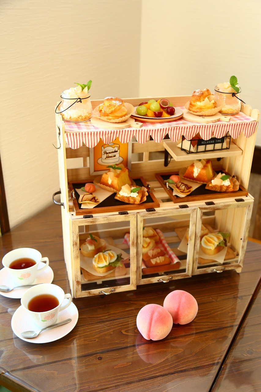 季節で異なる桃メニュー
新作は［アフタヌーンティー］ 