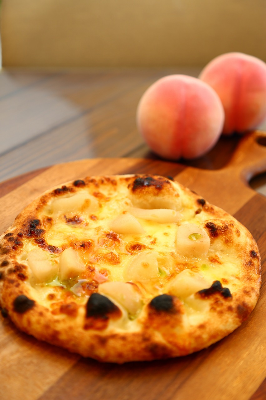  ［自家栽培の桃とモッツァレラのはちみつピザ］