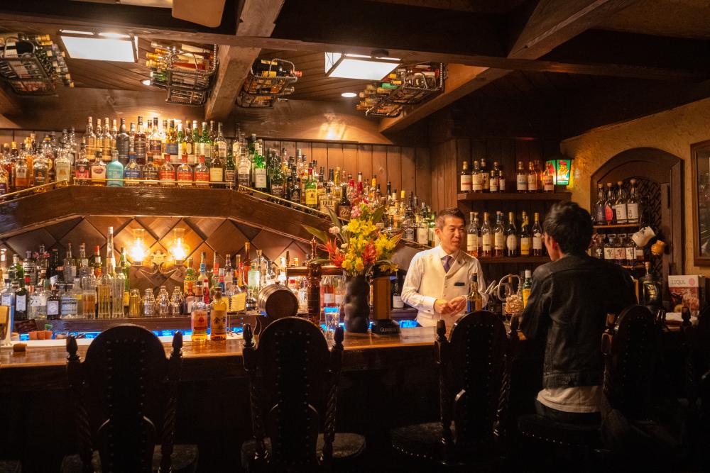  ▲The liquor bottles lined up on the back bar are a sight to behold. The table charge is 800 yen.