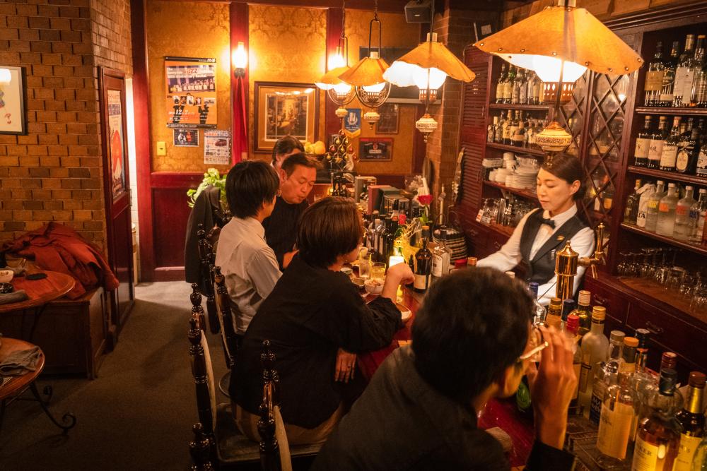  ▲It was after 11:00 pm on a weekday. The bar was full of customers.