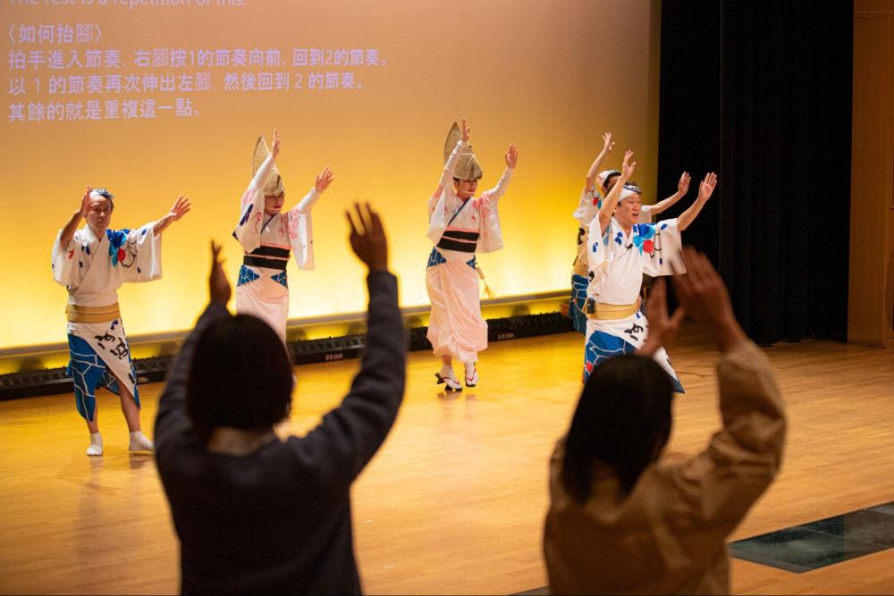 【10:00】 徳島駅に到着。阿波おどり会館へ! 楽しそうに舞う踊り子たちに誘われ、観客たちも踊り出す