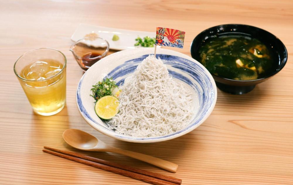 【13:00】 飛べシラス 万代店で新鮮ふわふわシラス丼を
 これでもかとシラスが盛られた［しらす丼 大漁盛り］（1,650円）。通常の［しらす丼］の約2.5倍量のシラスが乗った贅沢な一杯